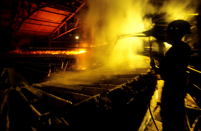 Fábrica de ferro gusa, uma de muitas instaladas na região. Marabá, Pará, Brasil. Foto Paulo Santos